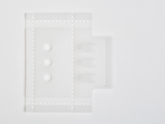 [PBX-3] PLASTICO CON 3 ORIFICIOS; INCLUYE OJILLO DE LATON PARA BASTON EXPUESTO